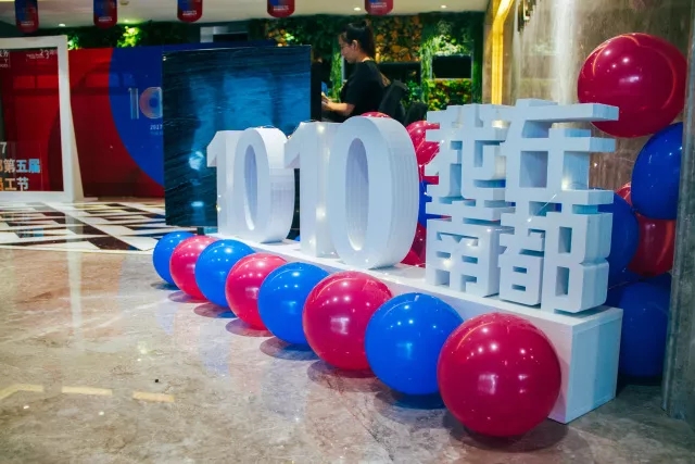 大家好，介绍一下，这是UG环球的老员工节！