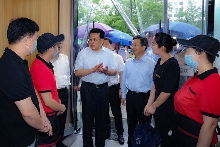 以服务 促发展 | 浙江省人民政府省长袁家军一行视察UG环球物业西溪银泰城服务项目