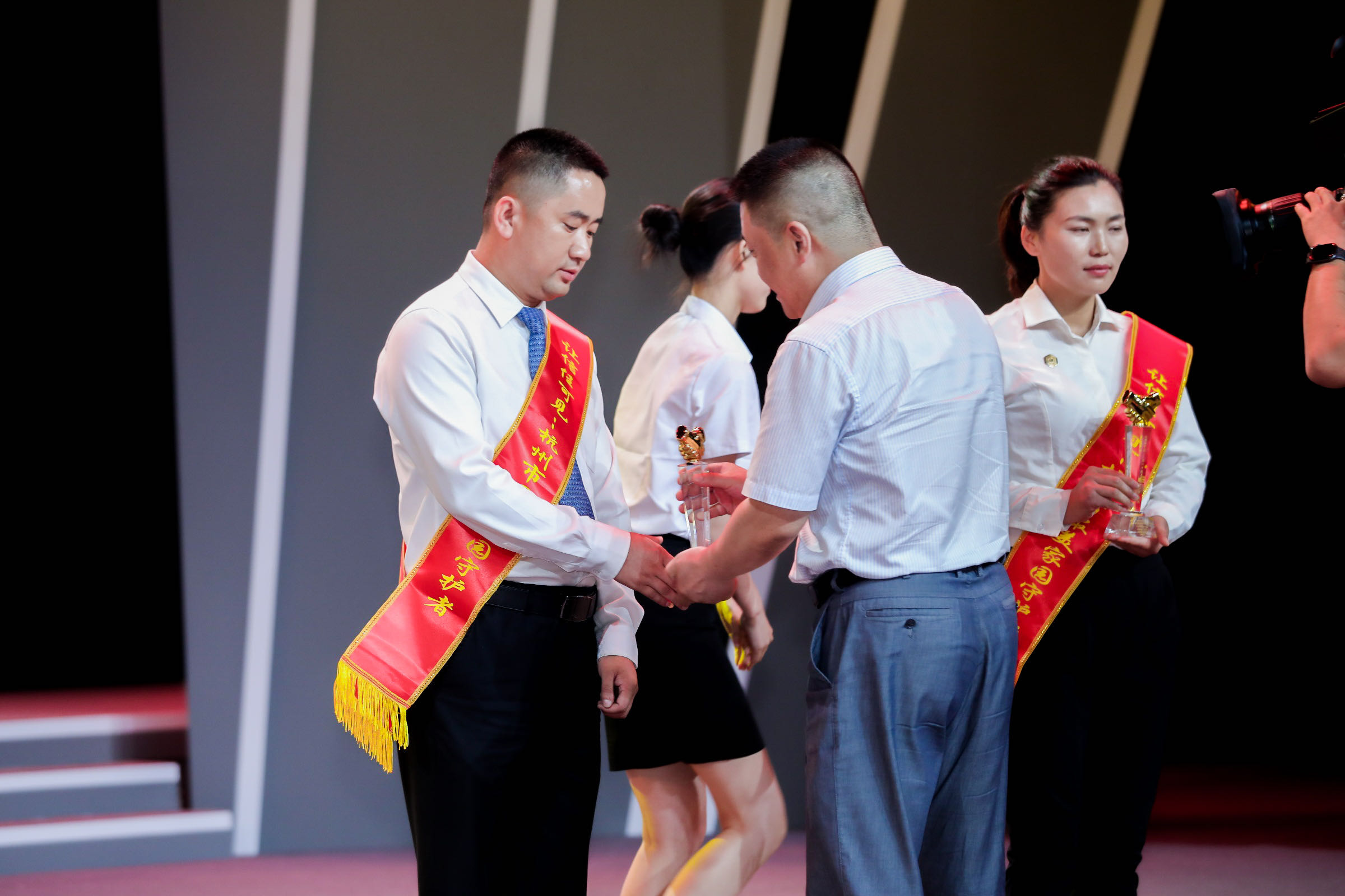 让信任可见|UG环球物业人刘亮获评杭州市“最美家园守护者”